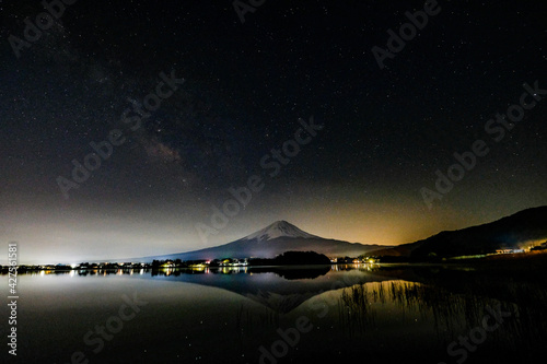 山梨県の河口湖と富士山と天の川