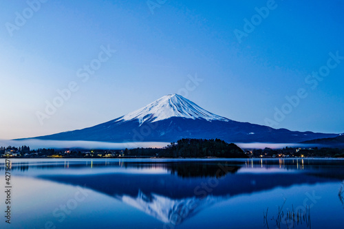 早朝の山梨県の河口湖と富士山 © Kazu8