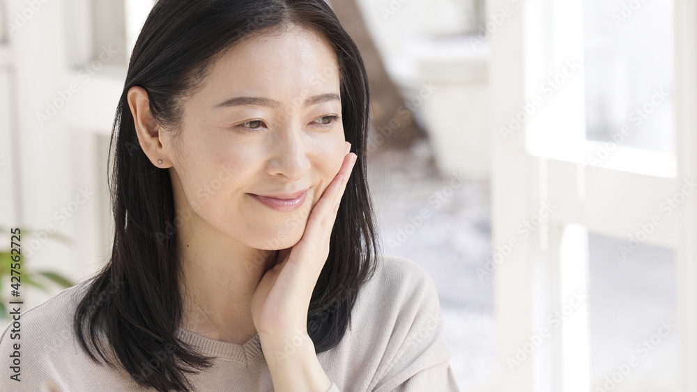 美容 ビューティー 頬を触るミドル女性 Stock Photo Adobe Stock