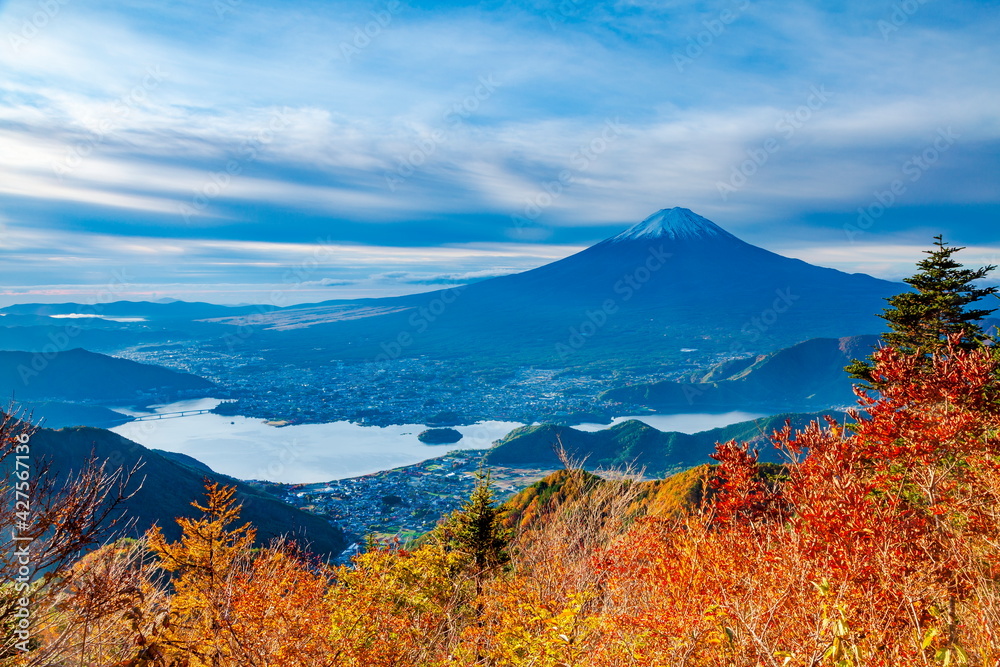 Fototapeta premium 新道峠から眺める富士山と河口湖 山梨県富士河口湖町にて