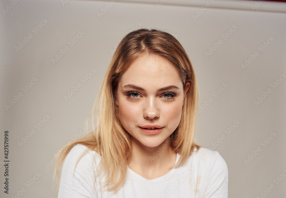 Beautiful woman energy model Light T-shirt gray background Beautiful woman energy model Light T-shirt gray background