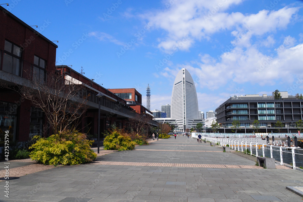 横浜　新港ふ頭からみなとみらい方面の風景
