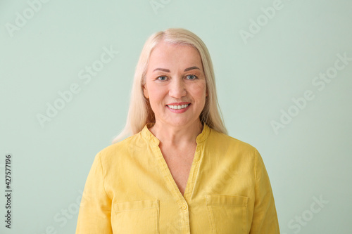 Beautiful mature woman on c...