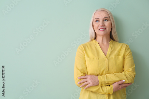 Beautiful mature woman on c...