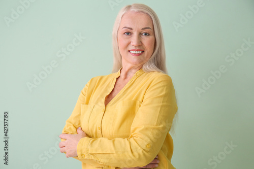 Beautiful mature woman on c...