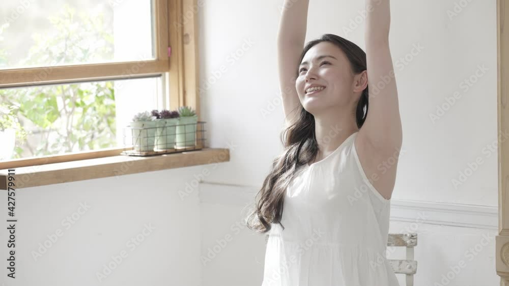 スローモーション　伸びをする若い女性