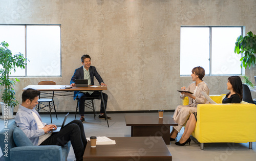 オフィスで働くビジネスマンとビジネスウーマン