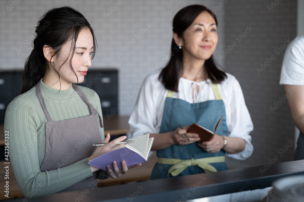 料理教室で先生の話を真剣に聞く生徒さん2 ズーム 料理教室で先生の話を真剣に聞く生徒さん2 ズーム