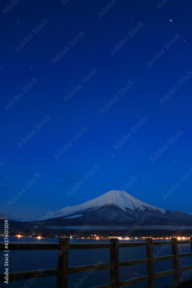 山名湖湖畔の灯りと富士山