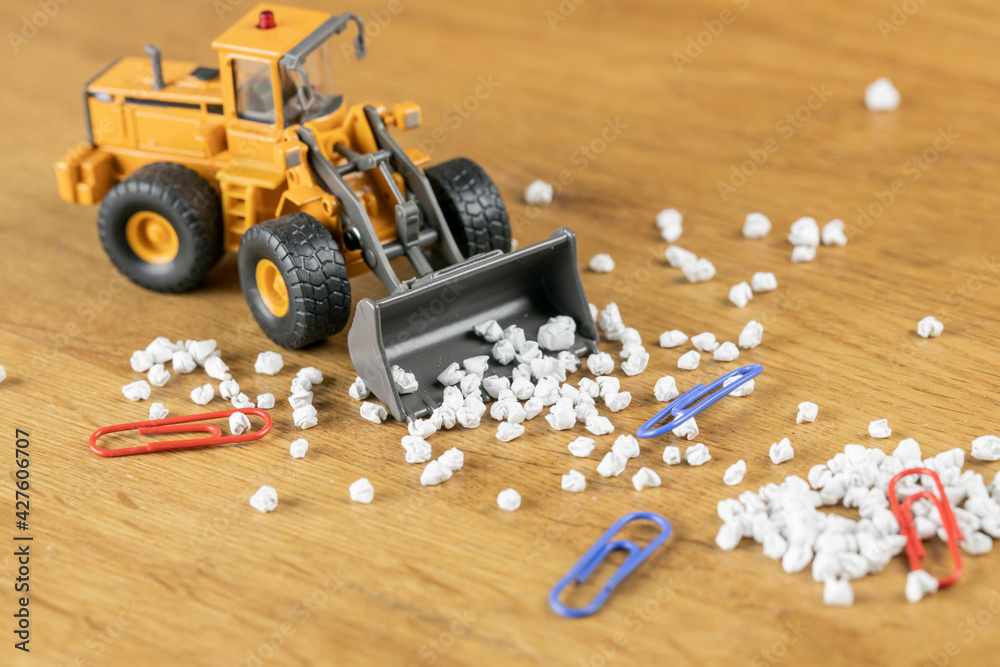 Fototapeta premium 散らかったデスクを掃除するホイールローダー