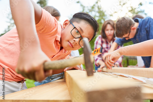 Glückliche Kinder bauen und basteln mit Holz photo