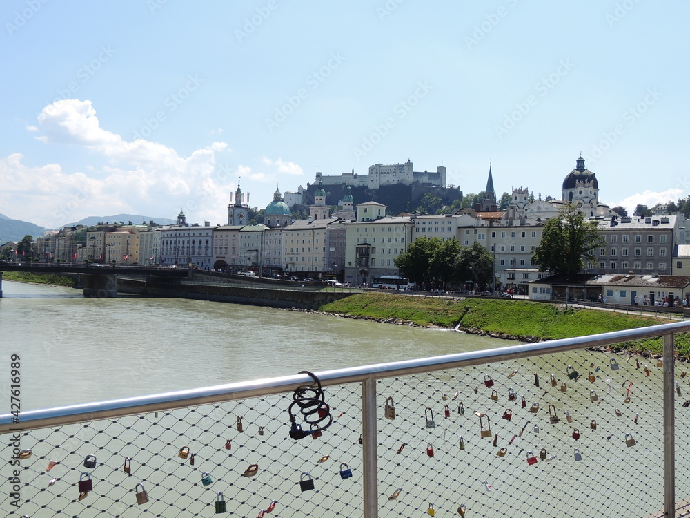 Fototapeta premium Por las calles de Salzburgo y sus castillos.