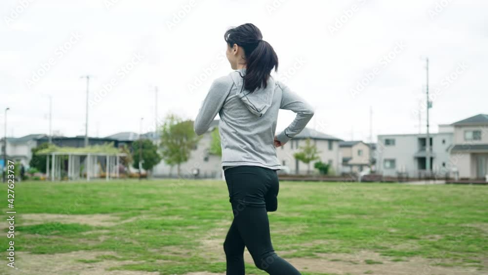 ランニングする女性　スローモーション