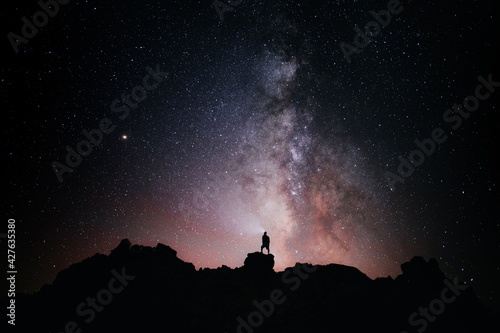 silueta una persona de pie mirando el campo de estrellas y la vía lactea