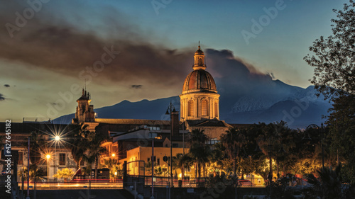Etna in eruzione dalla città di Riposto photo
