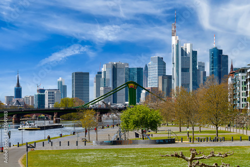 Frankfurt am Main, Mainufer am Osthafenpark und Skyline