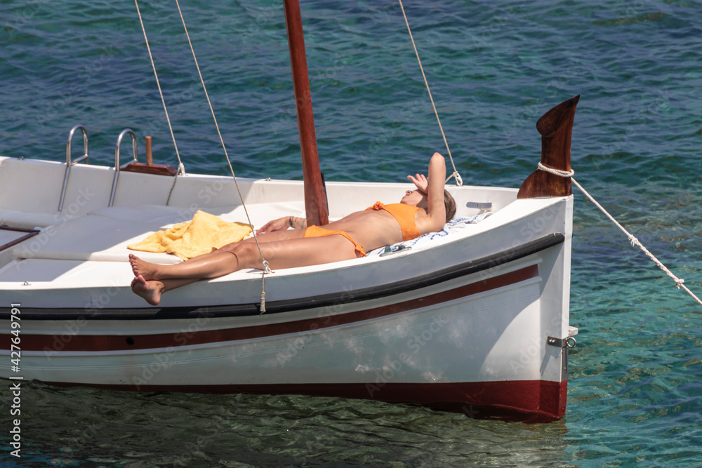 Obraz premium boat tourists on the costa brava on a sunny summer day
