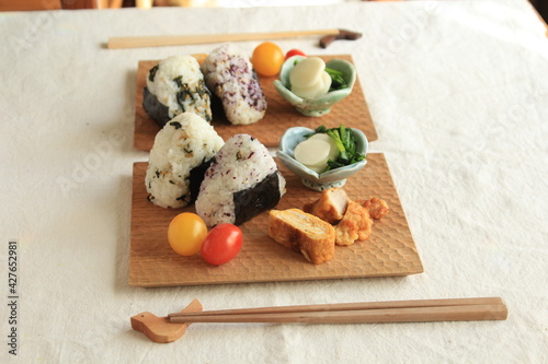 木の手作りプレートで食事