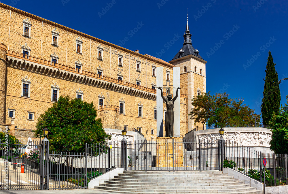Obraz premium View of Alcazar of Toledo with the monument to the victims of the Civil war. Toledo, Castilla La Mancha, Spain. 