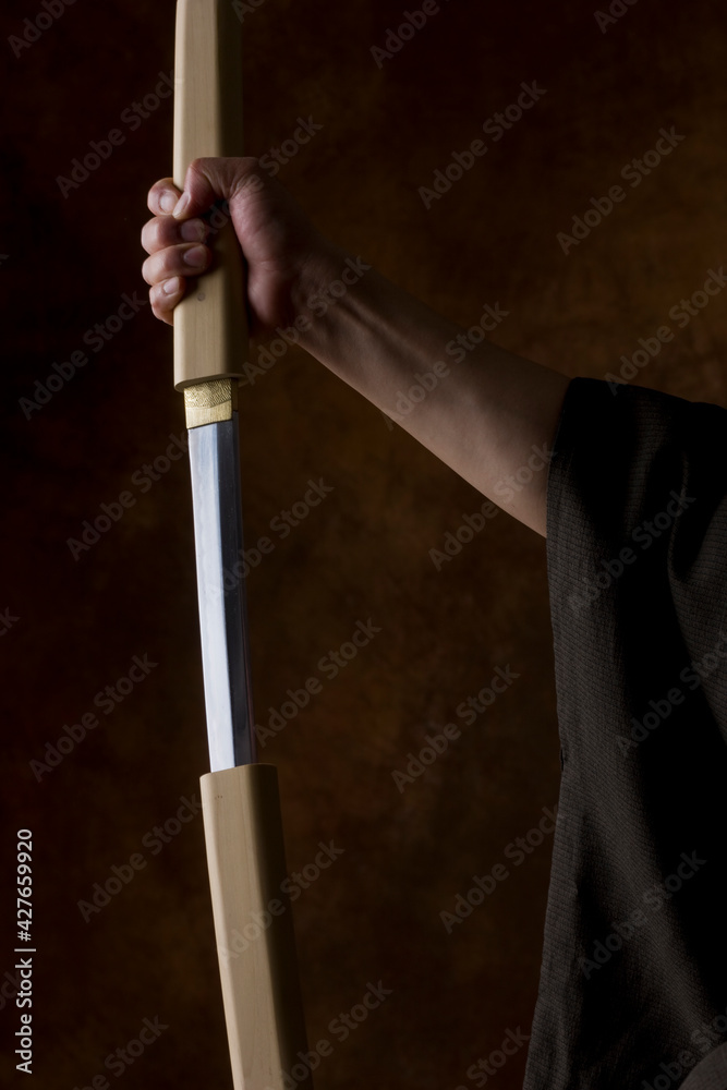日本刀を持つ男性の手