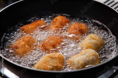 フライパンでコロッケを揚げる クッキング 日本