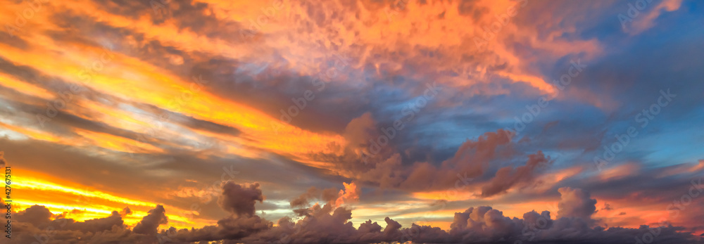 Bầu trời ấn tượng Seychelles là một trải nghiệm thú vị và đầy màu sắc. Trong hình ảnh của chúng tôi, bạn sẽ cảm nhận được sự độc đáo và sự nghiêng mình của mây, kết hợp với một đường chân trời tuyệt đẹp. Hãy trải nghiệm cảm giác bất tận khi nhìn vào bầu trời của Seychelles.