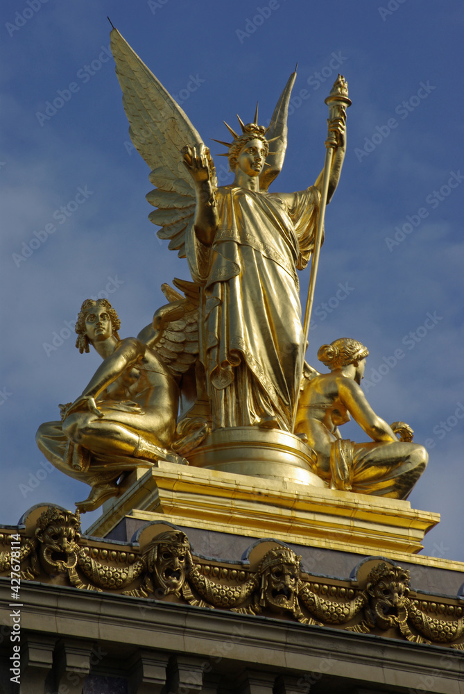 Statue dorée de l'opéra à Paris, France