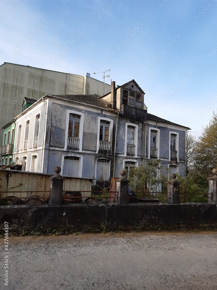 Antigua casa solariega en Galicia en estado de abandono y ruinas. Antigua casa solariega en Galicia en estado de abandono y ruinas.