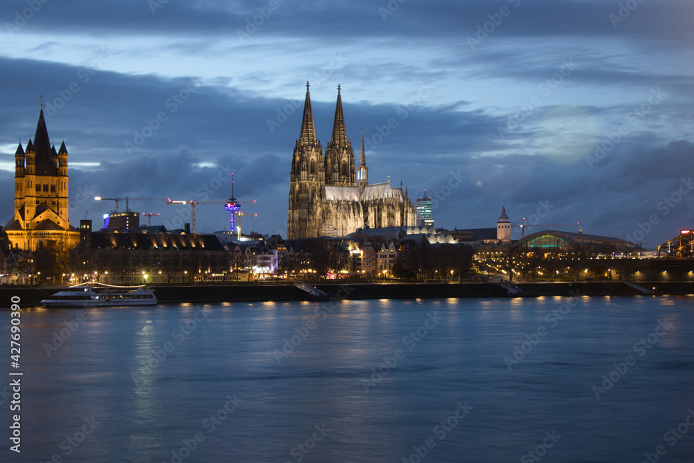 Köln mit Dom in der Dämmerung