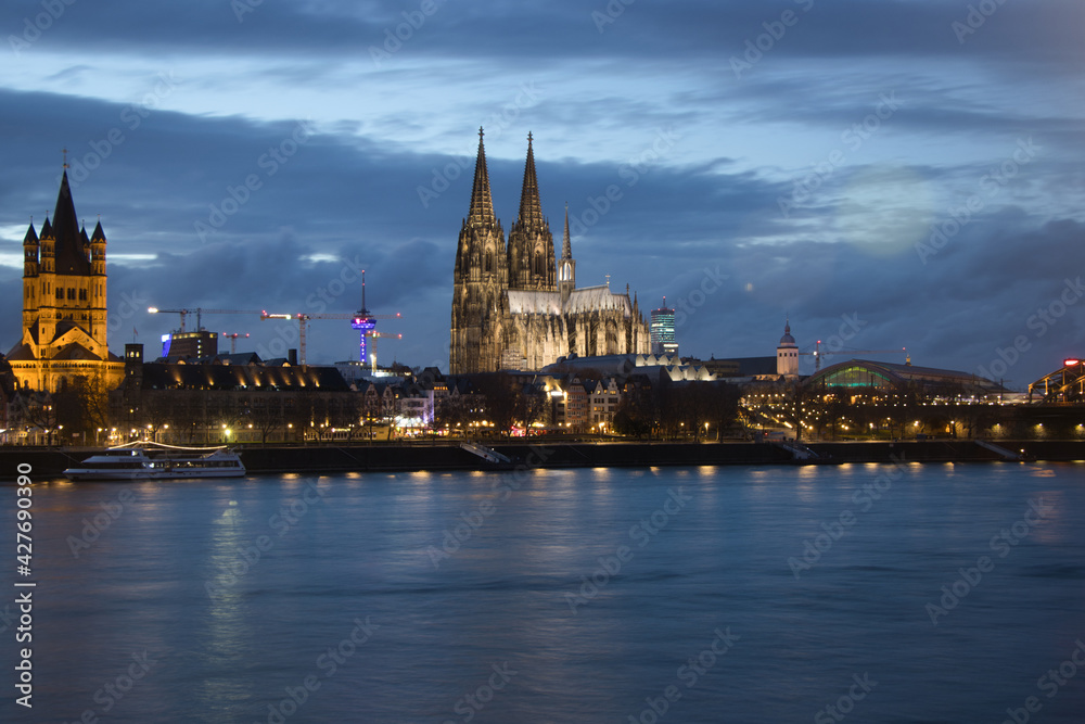 Fototapeta premium Köln mit Dom in der Dämmerung