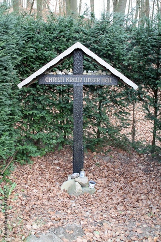 Eine Wegekreuz in einem Wald photo