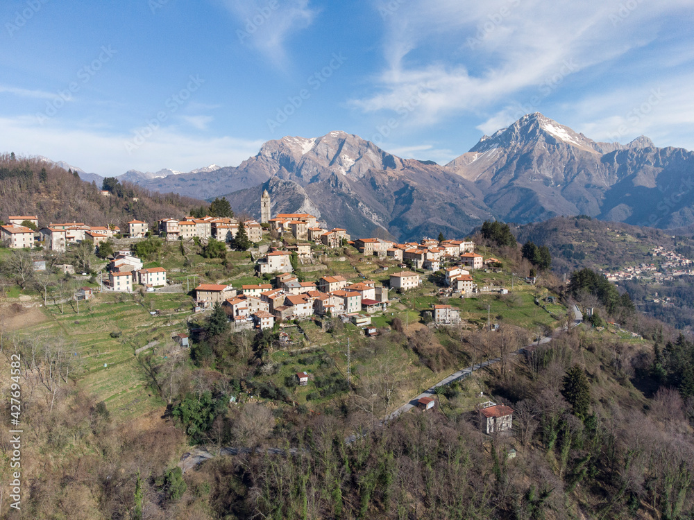 Il paese di Farnocchia in Alta Versilia, sullo sfondo le Alpi Apuane, sulla sinistra il monte Corchia e a destra il monte Pania della Croce.