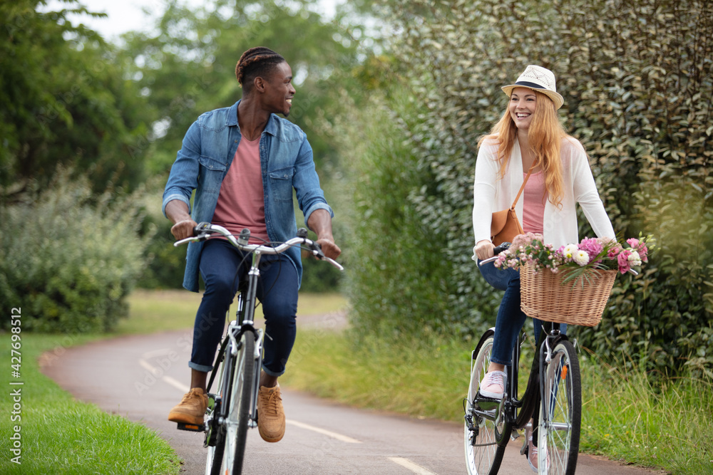 Obraz premium couple cycling on a flat cycle path