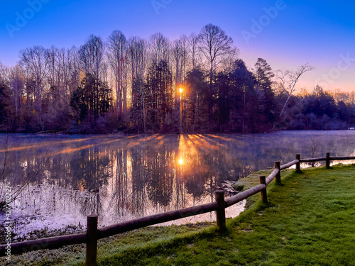 Fotografia Sunrise at Cove Lake State Park in Caryville, TN.
