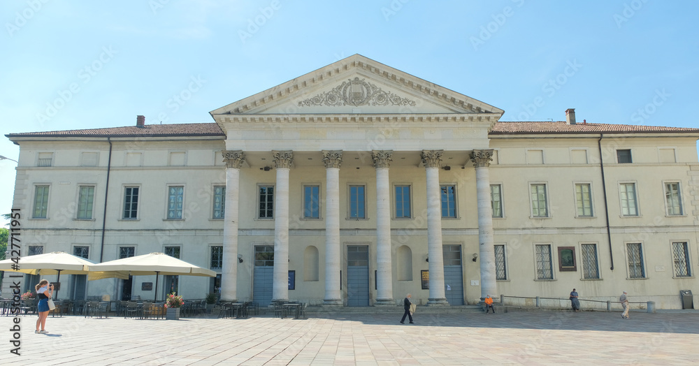 Naklejka premium La facciata del Teatro Sociale nel centro di Como, in Italia.