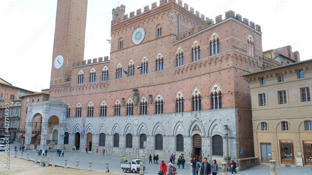Obraz premium Il celebre Palazzo pubblico in Piazza del Campo a Siena, Toscana.