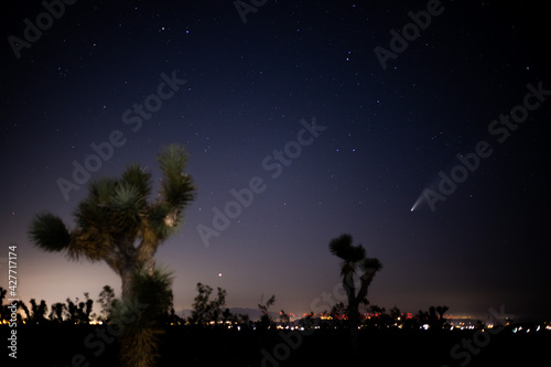 Californian desert with comet nowise along horizon in distance © Ean Miller Photos