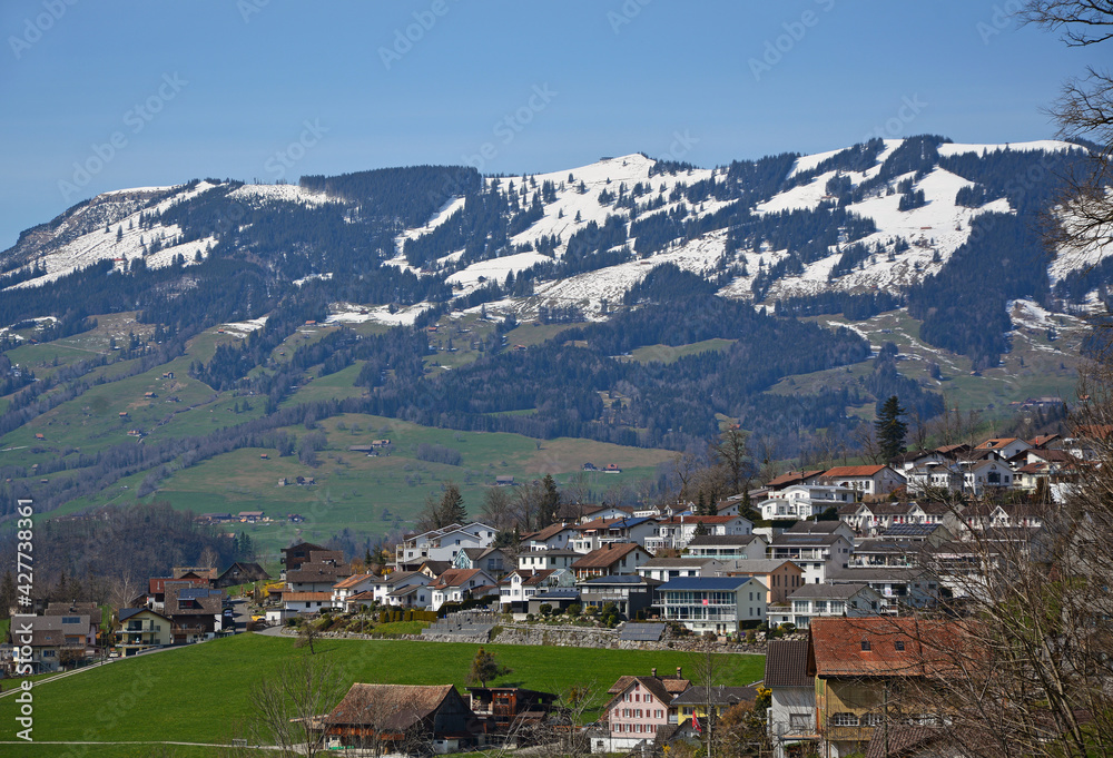 Blick über die Mangelegg (Schwyz) auf den Wildspitz und Gnipen, Kanton Schwyz