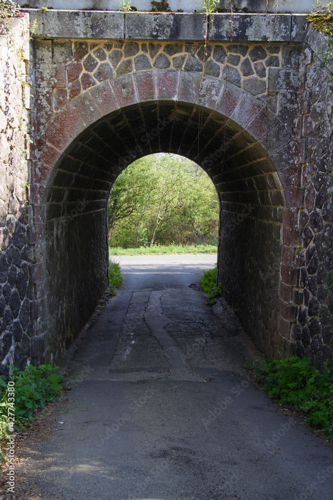 Tunnel sous une voie ferrée