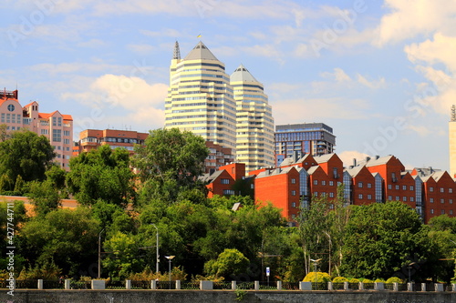 Fotografía Beautiful tall white towers, skyscrapers, red buildings, park against the sky in summer and spring
