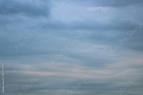 pochmurne niebo z chmurami pod koniec dnia © Karol Stankiewicz