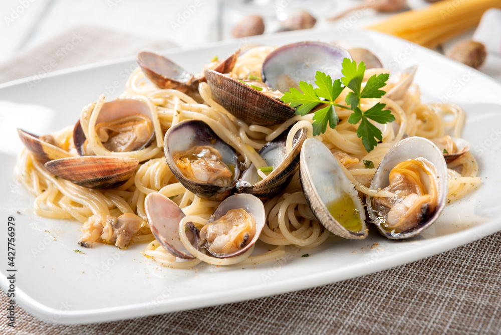 Piatto di deliziosi spaghetti con vongole veraci e prezzemolo, Cucina Italiana Piatto di deliziosi spaghetti con vongole veraci e prezzemolo, Cucina Italiana