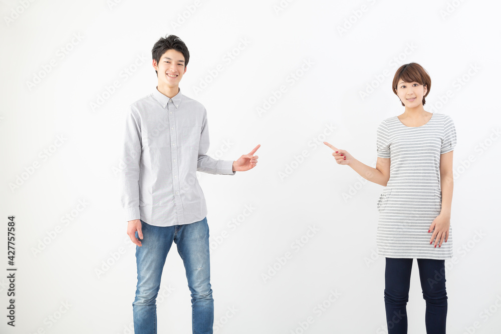 カップル　指差し