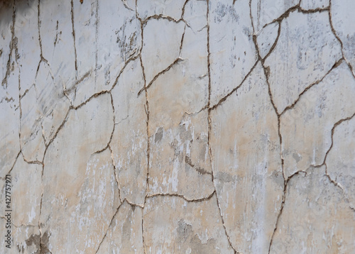 Cracks in an old wall © Luis