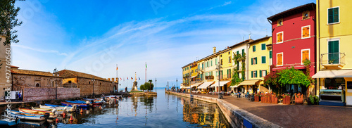 Fotografiet Lazise, Italy, 10/25/2019 : View of Lazise at the lakeside of Lake Garda in summer in the northern Italy