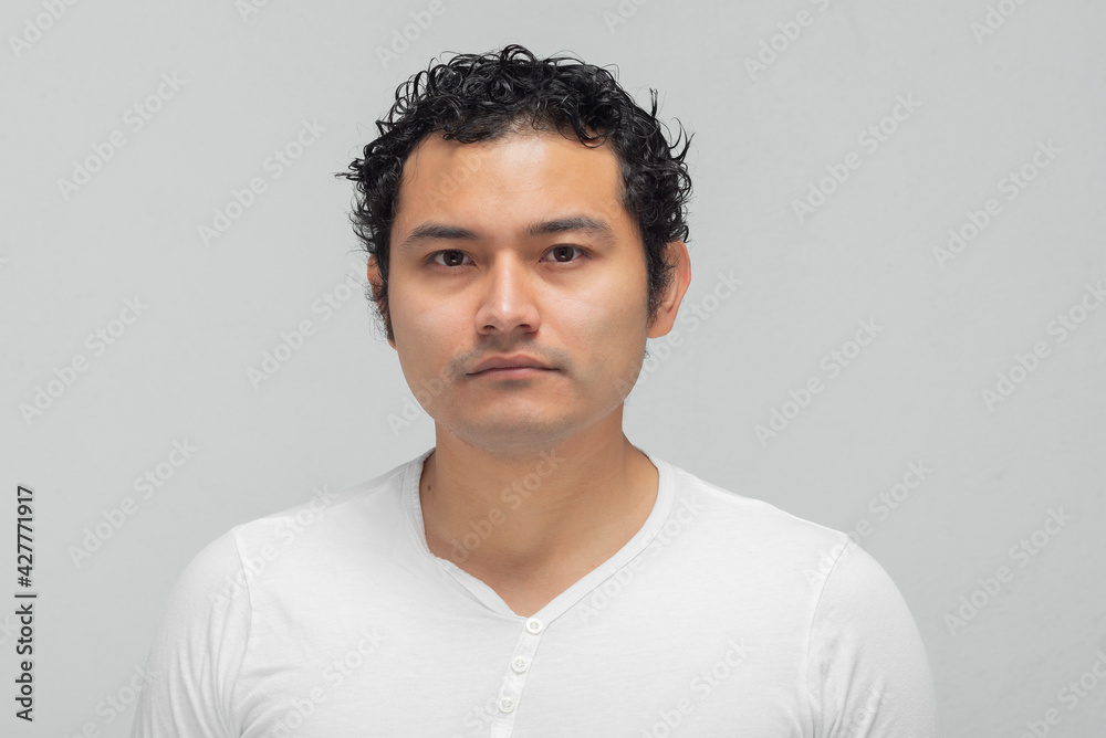 joven hispano mexicano de cabello chino y playera blanca joven hispano mexicano de cabello chino y playera blanca