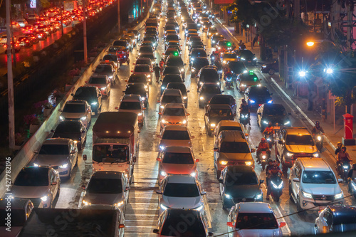 Foto Crowd of busy cars with heavy traffic jam in rush hour on highway road street on bridge in Bangkok Downtown,urban city in Asia, Thailand