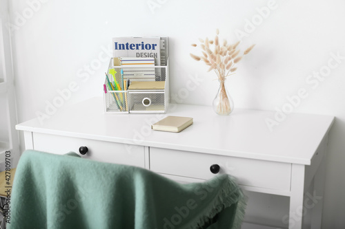 Stylish organizer with stat...