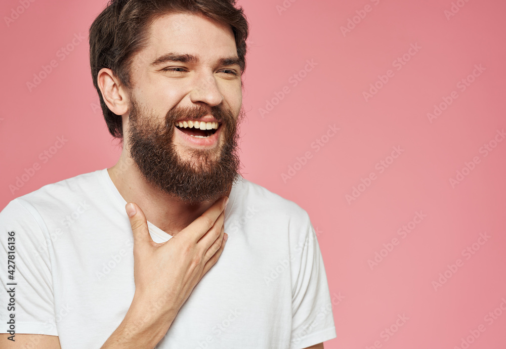 Obraz premium Puzzled man gesturing with hands side view pink background