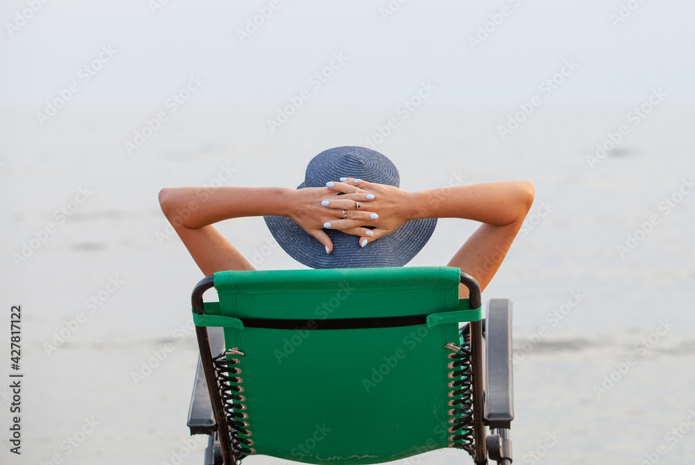 Naklejka premium Young beautiful girl resting on the ocean.
